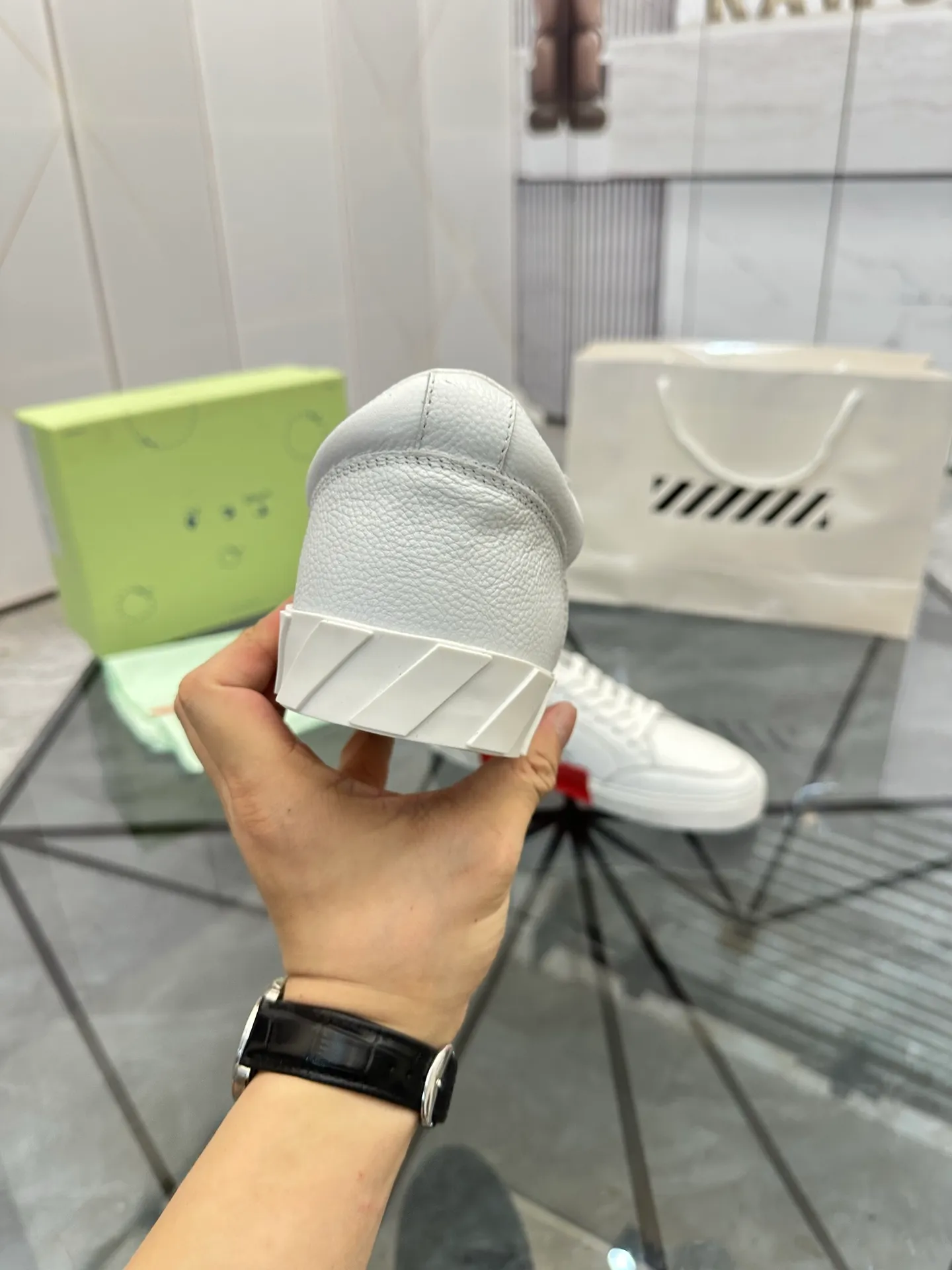 Selling men's shoes 💰: 💰P440¥ Product trademark: OFF WHITE *"OFF WHITE*" low-top casual shoes Regular size: 35-45 (can be customized to 46) Couple style Product material: imported cowhide upper, breathable lining, original outsole. No.: H203